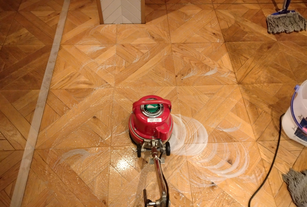 8インチポリッシャーで溝の隙間にブラシが当たるように「はくる」