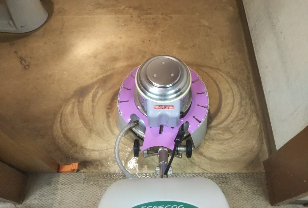 介護施設のトイレ床「ポリッシャー洗浄」