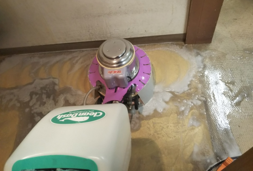 介護施設のトイレ床「ポリッシャー洗浄」