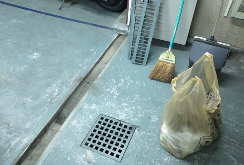 屋内駐車場での側溝清掃