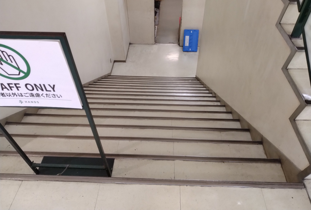 東急ハンズ渋谷店；地下へ降りる階段(上から見る)