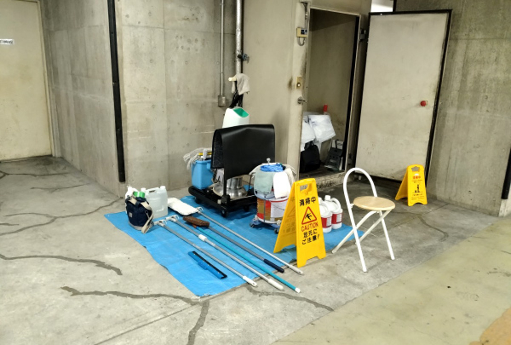 12インチポリッシャーで、オフィスビル床洗浄ワックス塗布作業:道具搬入