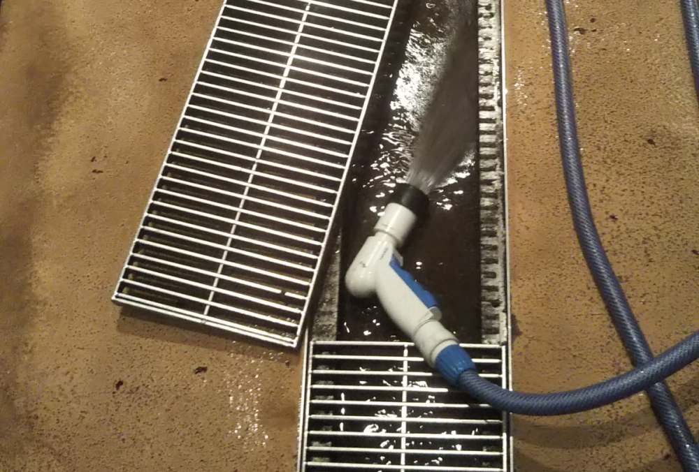 排水溝を水で流す