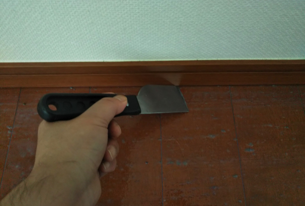 皮スキで古いワックスをそぎ落とす：フローリング 剥離作業