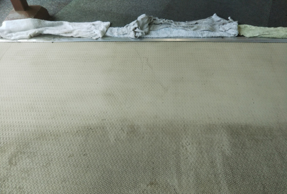 「寄って見る」傾斜になった床をタオル養生し、先に手で擦って洗浄する