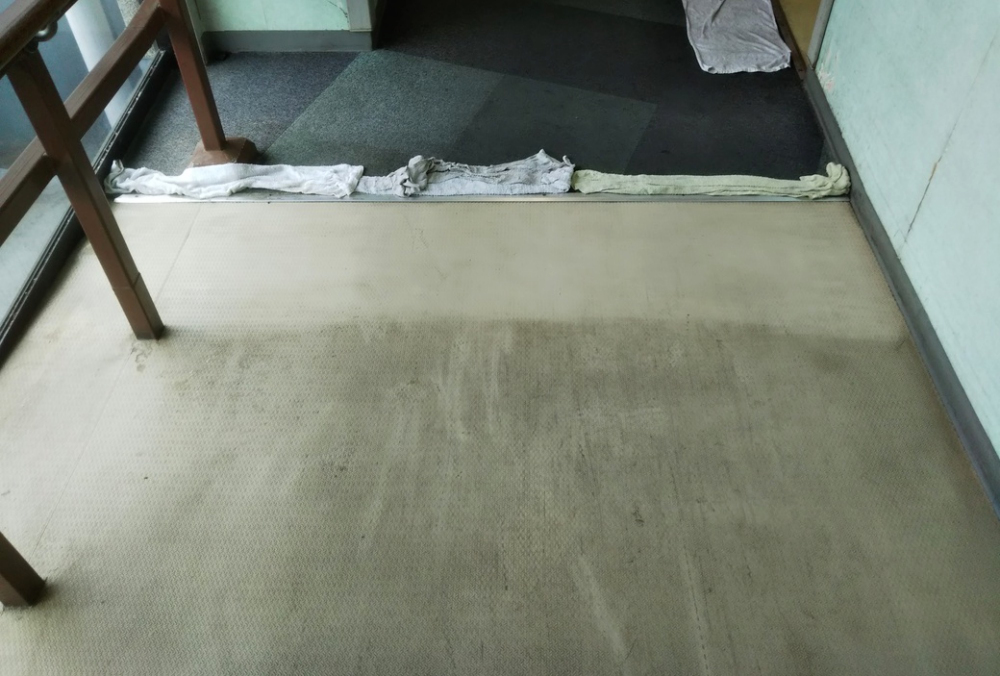 「広く見る」傾斜になった床をタオル養生し、先に手で擦って洗浄する：ポリッシャー洗浄における「うまく進める」工程段階