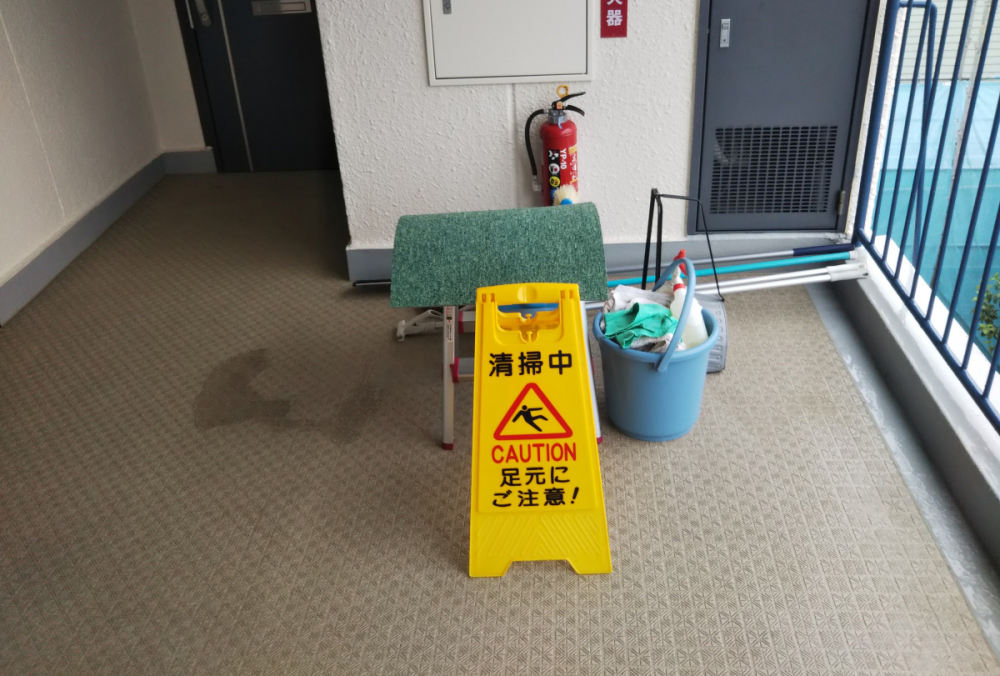 作業準備：マンション共用廊下にて