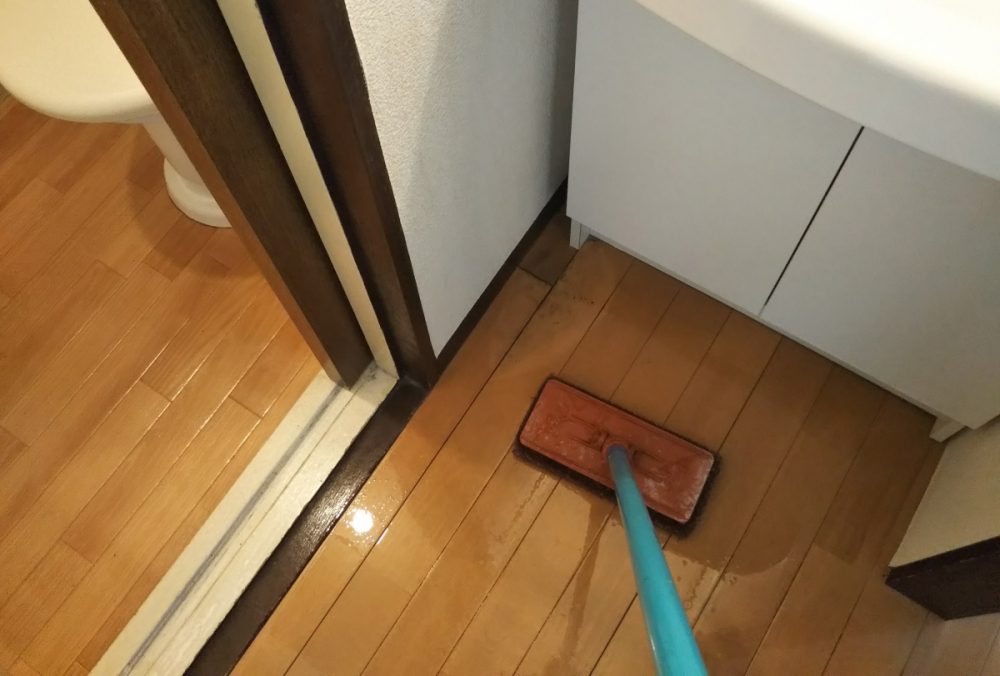 壁際をすみ擦りで清掃する
