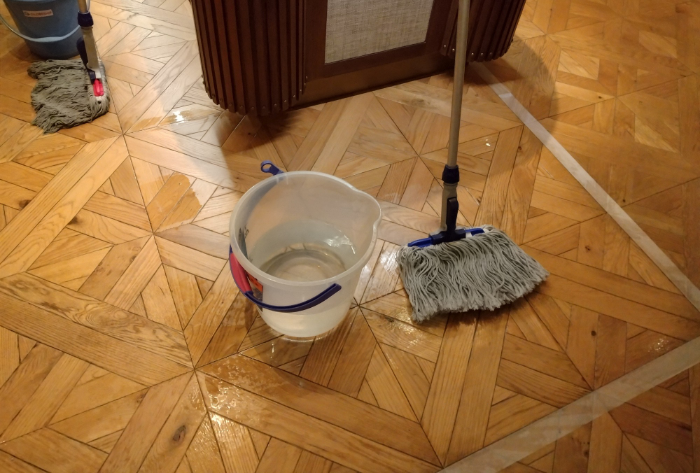 モップで水拭きは「また濡らすように」