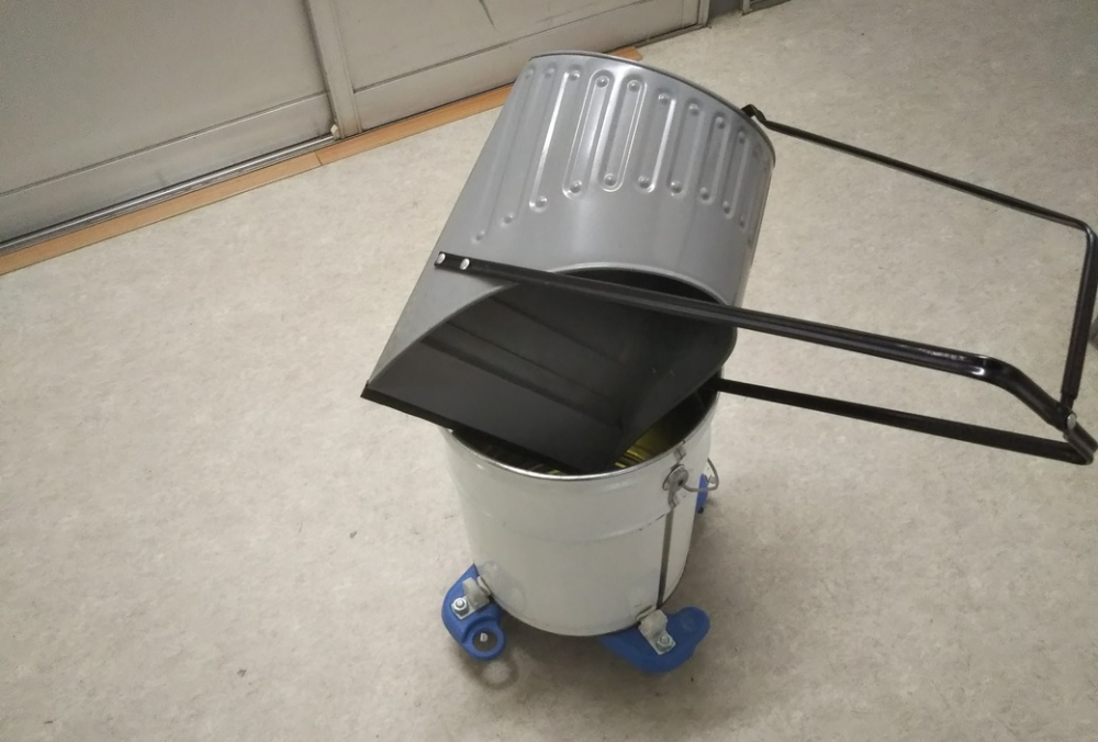 汚水が入るペール缶に タイヤのついたキャリーも、大事な役割がある